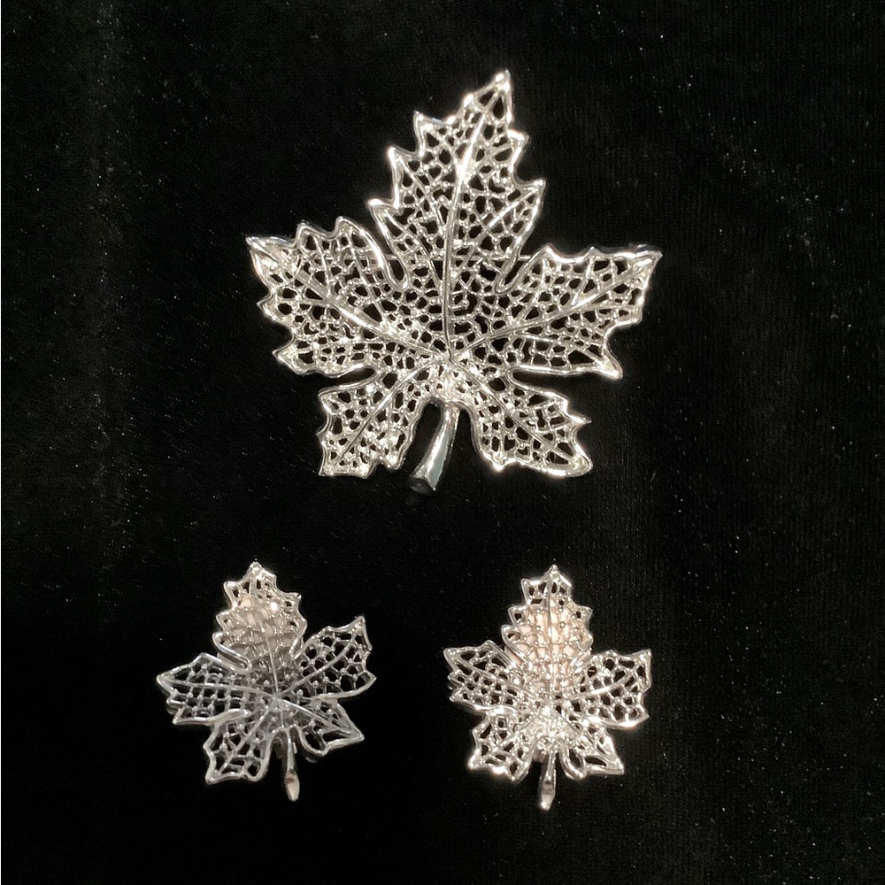 Vintage Silver Tone Maple Leaf Brooch & Earrings-EUC